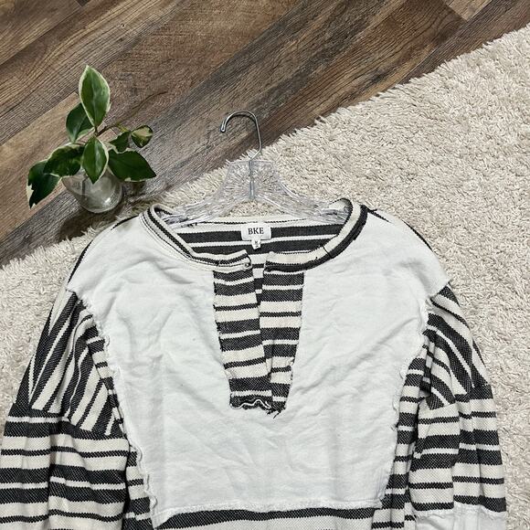 Buckle BKE Medium Oversized White Black Striped Distressed Bell Sleeve Sweater - Picture 3 of 6